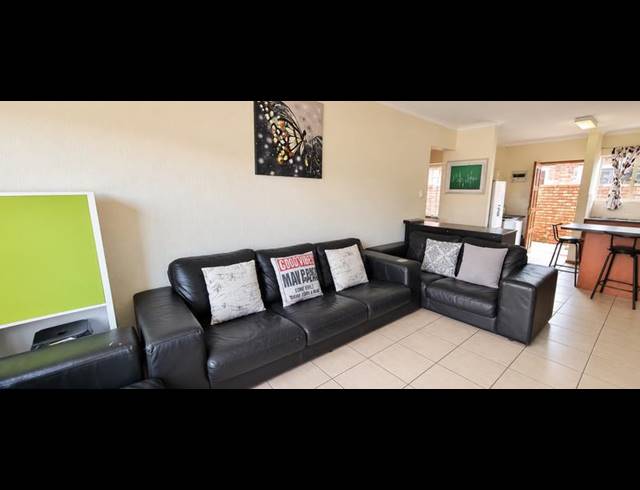 3 BEDROOM TOWNHOUSE FOR SALE IN HEUWELSIG ESTATE
